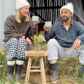 Iman ja Leena ruokkivat onnellisuuttaan