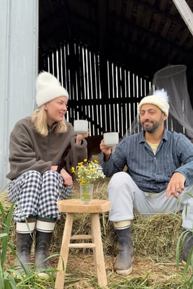 Iman ja Leena ruokkivat onnellisuuttaan