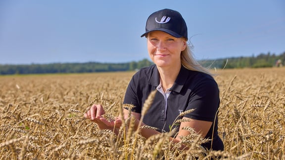 Elina Valkeinen vehnäpellolla.