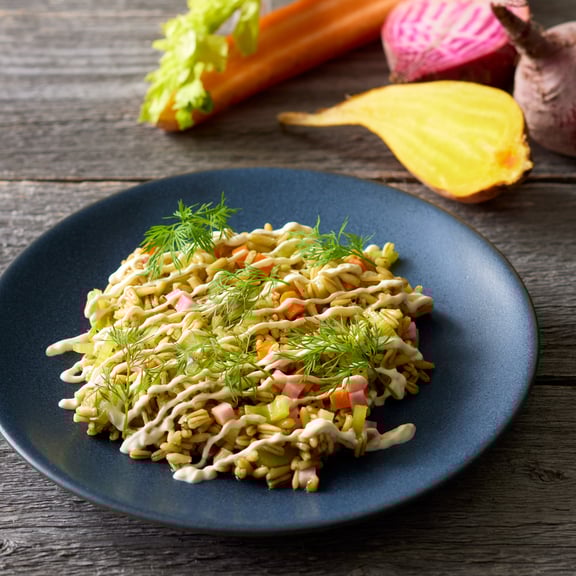 Tillillä maustettu kaurasalaatti ja pikkelöidyt juurekset