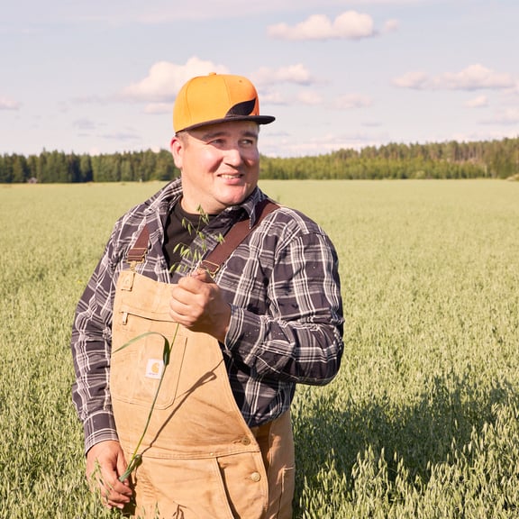 Viljelijä kaurapellolla