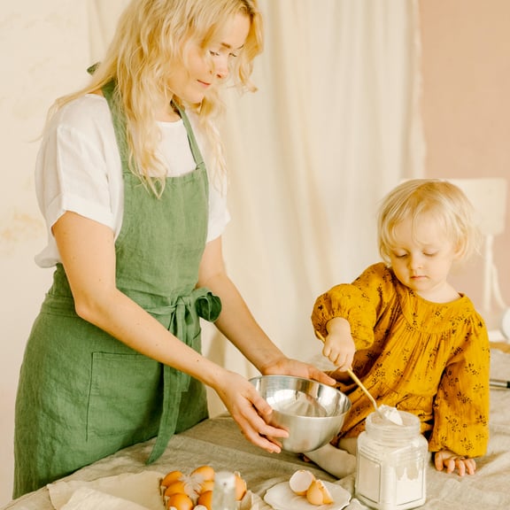Äiti ja lapsi leipoo