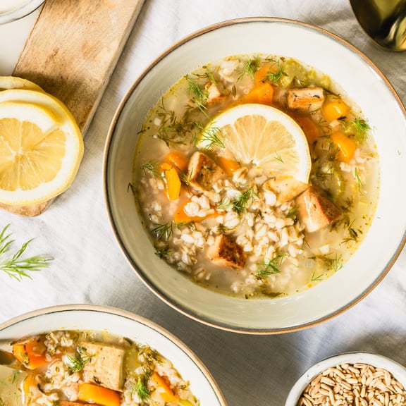 Sitruunainen tofu-kasviskeitto kauralla