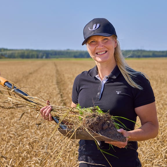 Elina Valkeinen vehnäpellolla