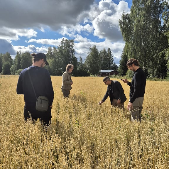 Kaurapellolla asiakkaan kanssa.