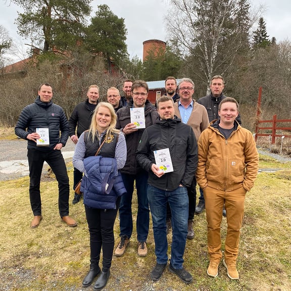 2.0 viljelijöitä ryhmäkuvassa.