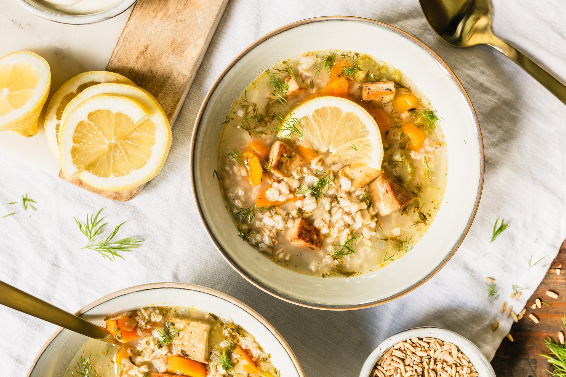 Sitruunainen tofu-kasviskeitto kauralla